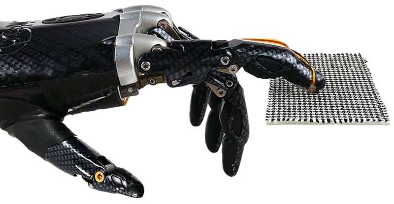 Artificial sensor similar to a human fingerprint that can recognize fine fabric textures