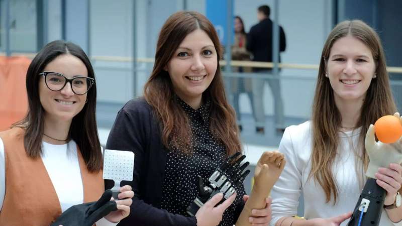 Artificial intelligence makes gripping of prosthetic hands more intuitive