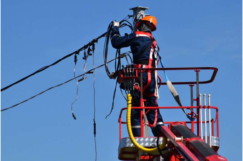 Combining big data and machine learning to predict power outages and help consumers prepare
